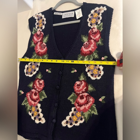Vintage Jantzen Women's Floral Embroidered by Hand Knit Navy Blue Vest, Size M - Picture 9 of 12